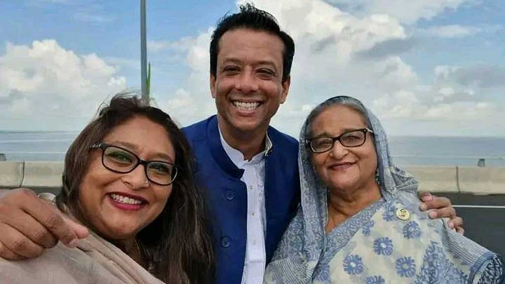 ছেলে সজীব ওয়াজেদ জয় এবং মেয়ে সায়মা ওয়াজেদ পুতুলকে নিয়ে আওয়ামী লীগ সভাপতি শেখ হাসিনা।