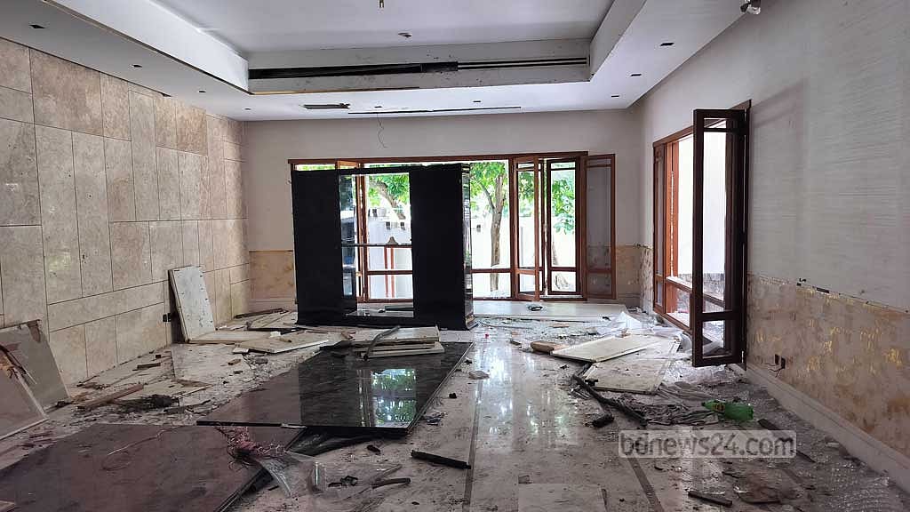 সালমান এফ রহমানের গুলশানের বাড়িটির মূল্যবান কোনো কিছুই আর অবশিষ্ট নেই। যা সম্ভব, লুট করে নেওয়া হয়েছে সব কিছুই।