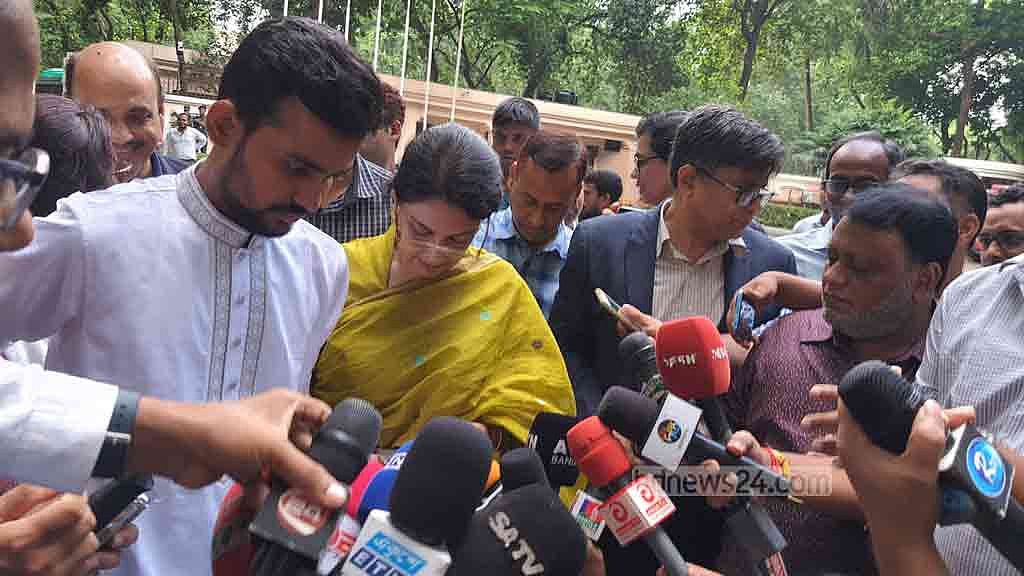 রাষ্ট্রীয় অতিথি ভবন যমুনায় বৃহস্পতিবার অন্তর্বর্তী সরকারের উপদেষ্টা পরিষদের সভা শেষে সাংবাদিকদের সামনে আসেন পরিবেশ, বন ও জলবায়ু পরিবর্তন মন্ত্রণালয়ের উপদেষ্টা সৈয়দা রিজওয়ানা হাসান। 