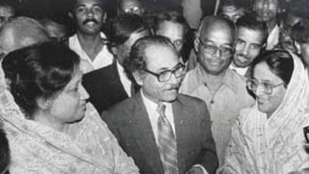 বিএনপি চেয়ারপারসন খালেদা জিয়া এবং আওয়ামী লীগ সভাপতি শেখ হাসিনার সঙ্গে বিচারপতি সাহাবুদ্দীন আহমদ, যার নেতৃত্বে বাংলাদেশের প্রথম অন্তর্বর্তীকালীন সরকার ১৯৯১ সালের নির্বাচনের আয়োজন করেছিল।