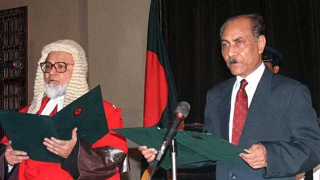 ১৯৯১ সালে প্রধান বিচারপতি সাহাবুদ্দীন আহমদের নেতৃত্বে গঠন করা হয় অন্তর্বর্তীকালীন সরকার।