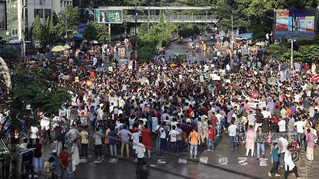 শুক্রবার বিকাল সাড়ে ৩টা থেকে সোয়া ৭টা পর্যন্ত শাহবাগ অবরোধ শেষে শনিবারও বিক্ষোভের ডাক দেওয়া হয়েছে।