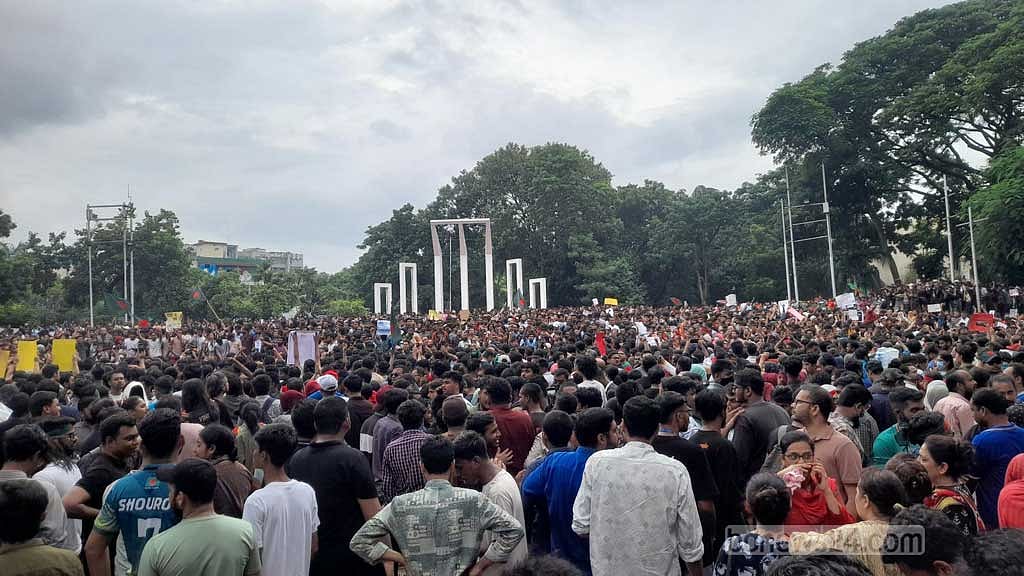 বৈষম্যবিরোধী ছাত্র আন্দোলনের ডাকা বিক্ষোভ মিছিল কর্মসূচি পালন করতে ৩ অগাস্ট কেন্দ্রীয় শহীদ মিনারে জড়ো হন শিক্ষার্থীসহ আন্দোলনকারীরা। ফাইল ছবি।