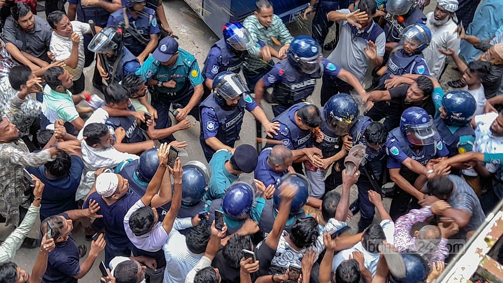 ভারতে পালানোর সময় সিলেট সীমান্ত থেকে গ্রেপ্তার সুপ্রিম কোর্টের আপিল বিভাগের সাবেক বিচারপতি এ এইচ এম শামসুদ্দিন চৌধুরী মানিককে সিলেটের আদালতে নেওয়া হলে তার ওপর ডিম ও জুতা নিক্ষেপ করা হয়। ছবি: বাপ্পা মৈত্র