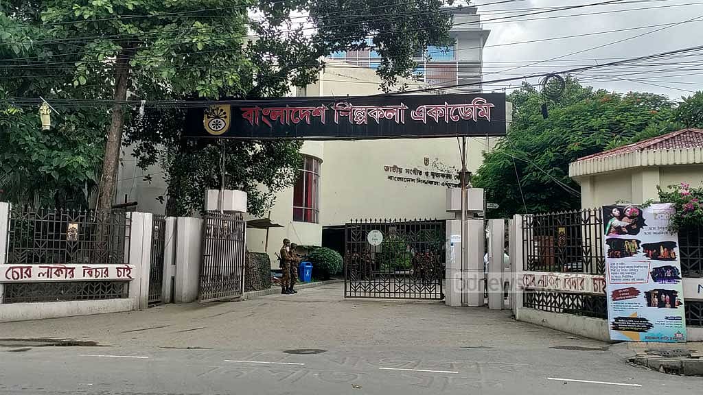 শিল্পকল্পার ভেতরে নিরাপত্তার দায়িত্বে সেনা সদস্যরা