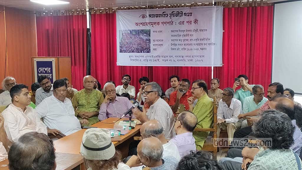 সরকারি চাকরিতে কোটা নিয়ে আন্দোলন সরকার পতনের দিকে যাওয়ার জন্য ক্ষমতাচ্যুত প্রধানমন্ত্রী শেখ হাসিনাকে ‘কৃতিত্ব’ দিয়েছেন অধ্যাপক আনু মুহাম্মদ। 