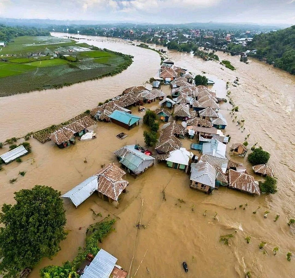 ভারতের ত্রিপুরা ডাম্বুর জলবিদ্যুৎকেন্দ্রের জলকপাট বাঁধ খুলে দেওয়ায় বাংলাদেশে বন্যার তীব্র রূপ, এমন একটি অভিযোগ উঠেছে। তবে ত্রিপুরা সরকার বলছে, এই তথ্য সঠিক হয়। আর সেই রাজ্যেও বন্যা পরিস্থিতি শোচনীয় আকার ধারণ করেছে।