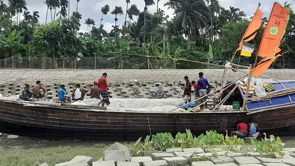আশানুরূপ মাছ না পাওয়ায় অনেক জেলে নদীতেই নামছেন না। তাদেরকে নদী পাড়ে ট্রলার মেরামত এবং ছেঁড়া জাল ঠিক করতে দেখা গেছে।