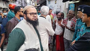 চট্টগ্রামের পাথরঘাটায় মন্দির পরিদর্শনে উপদেষ্টা আদিলুর