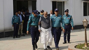 আমুর ৮ ব্যাংক হিসাব অবরুদ্ধ