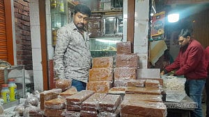 শীতের শুরুতে বগুড়ার বাজারে ‘ভেজাল’ খেজুর গুড়