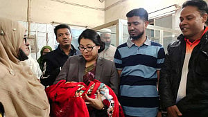নদীর পাড়ে কাদায় পড়ে ছিল নবজাতক