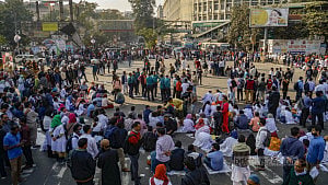 Postgraduate trainee doctors block Dhaka’s Shahbagh intersection