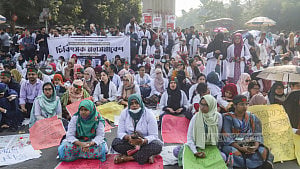 ১১ ঘণ্টা পর শাহবাগ ছাড়লেন ট্রেইনি চিকিৎসকরা
