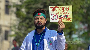 আবার সড়কে ট্রেইনি চিকিৎসকরা