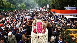 রাষ্ট্রীয় মর্যাদায় মনমোহন সিংয়ের শেষকৃত্য সম্পন্ন, দেশবাসীর শ্রদ্ধা নিবেদন