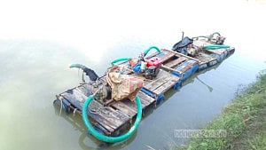 ফেনী নদী থেকে ৫ ড্রেজার মেশিন জব্দ