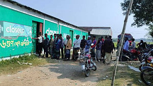 সার সংকটে নাকাল কৃষক, মানতে নারাজ মন্ত্রণালয়