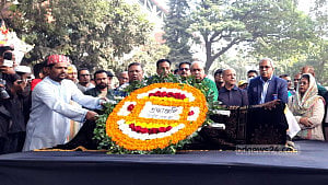 ‘নিঃসঙ্গ’ কবির শেষ বিদায়ে সঙ্গী ভালোবাসা