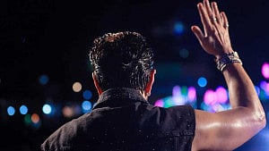 ‘লায়ন’ কেক কেটে কী ঈঙ্গিত দিলেন জিৎ?