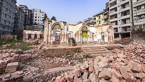 ভাঙা হলো শতবর্ষী স্থাপনা