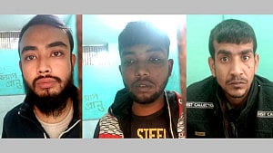 পাবনা বিশ্ববিদ্যালয়ের ছাত্রীকে দলবেঁধে ধর্ষণের অভিযোগে গ্রেপ্তার ৩