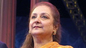 সায়রা বানু অসুস্থ, কী হয়েছে দিলীপ পত্নীর?