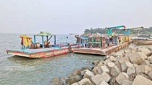 থামছে না শরীয়তপুরের পদ্মা থেকে বালু উত্তোলন, ঝুঁকিতে তীর রক্ষা বাঁধ