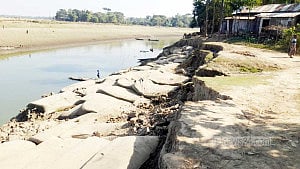 ‘ভটের খাল’ নদী ভাঙনে বিলীন হচ্ছে জমি-ভিটা, ‘ঝুঁকিতে’ তীরের মানুষ