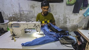 শীতবস্ত্রের কারখানায় ব্যস্ততা