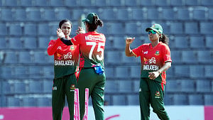 শেষ ওভারে দুটি ক্যাচ ছেড়ে নাটকীয় পরাজয়ে হোয়াইটওয়াশড বাংলাদেশ