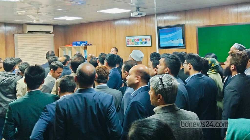 জনপ্রশাসন সংস্কার কমিশনের পদোন্নতি নিয়ে প্রস্তাবের প্রতিবাদে সচিবালয়ে বিক্ষোভ করেন বিসিএস প্রশাসন ক্যাডারের কর্মকর্তারা। 
