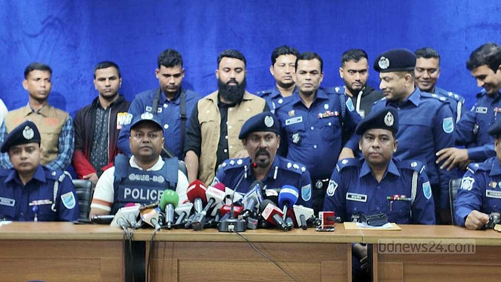 তিন ডাকাত আত্মসমর্পণের পর ব্রিফিংয়ে ঢাকা জেলার এসপি আহম্মেদ মুঈদ।