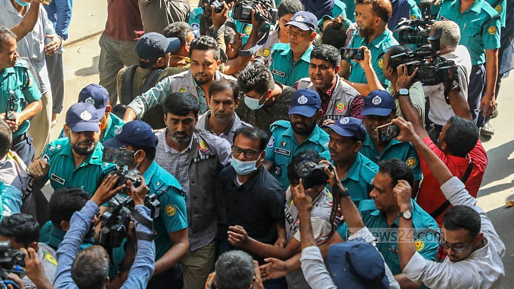 ২৪ মে ২০২৪: ঝিনাইদহ-৪ আসনের সংসদ সদস্য আনোয়ারুল আজীম আনার হত্যার ঘটনায় গ্রেপ্তার তিন আসামিকে ঢাকার মুখ্য মহানগর হাকিম আদালতে হাজির করা হয়। দুই দিন আগে এসেছিল আনারের লাপাত্তা হওয়ার খবর।