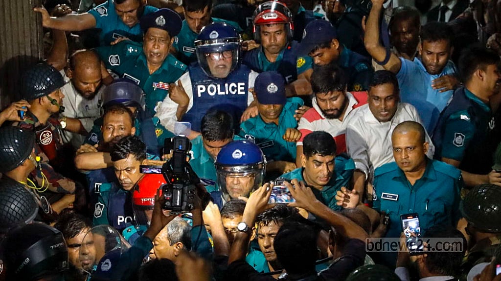১৪ অগাস্ট ২০২৪: ক্ষমতাচ্যুত প্রধানমন্ত্রী শেখ হাসিনার উপদেষ্টা সালমান এফ রহমান ও আইনমন্ত্রী আনিসুল হককে আদালতে হাজির করে ১০ দিনের রিমান্ডে নেয় গোয়েন্দা পুলিশ। আগের দিন তাদের ধরা হয় ঢাকার সদরঘাট এলাকা থেকে। ছবি: মাহমুদ জামান অভি