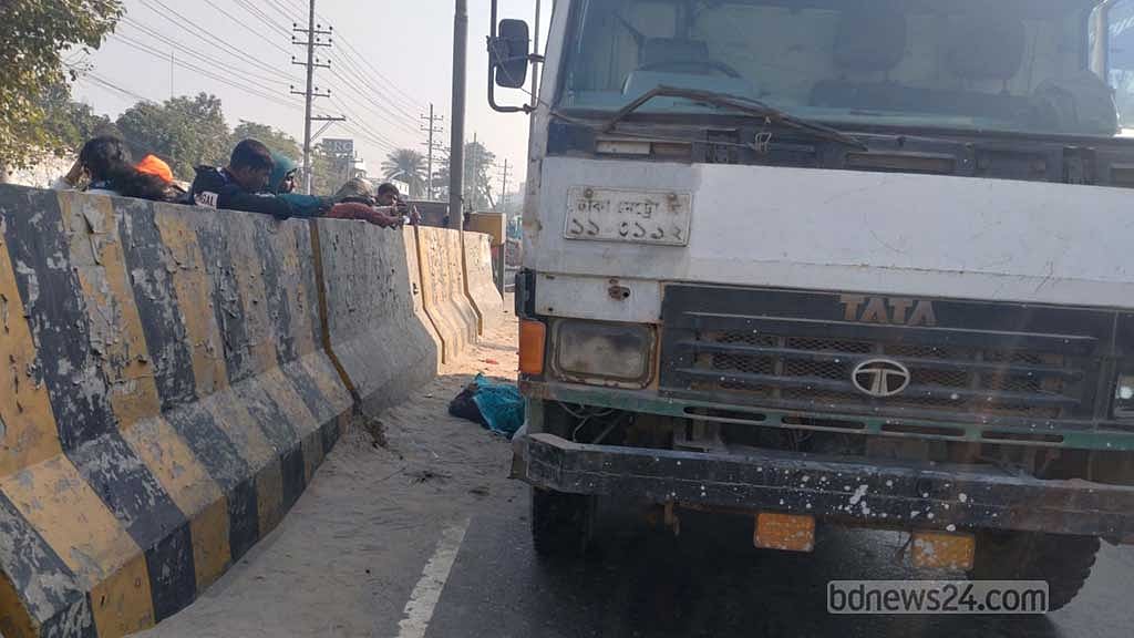 আশুলিয়ায় কভার্ডভ্যান চাপায় নারীর মৃত্যু