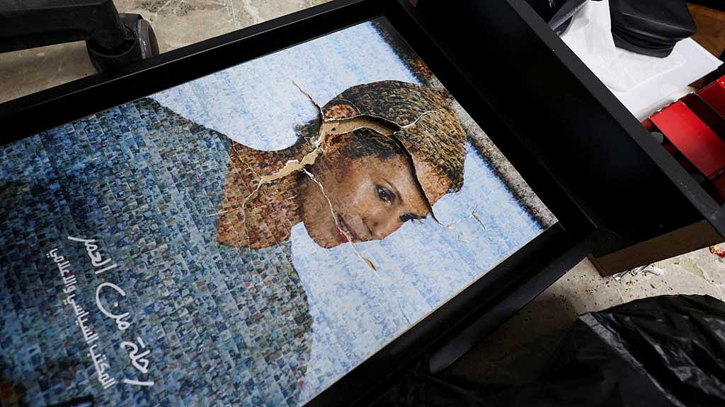 আসাদ ক্ষমতাচ্যুত হওয়ার পর প্রেসিডেন্ট ভবনে তার স্ত্রীর ফটোফ্রেম ভেঙে ফেলেন উত্তেজিত জনতা। ছবি: রয়টার্স