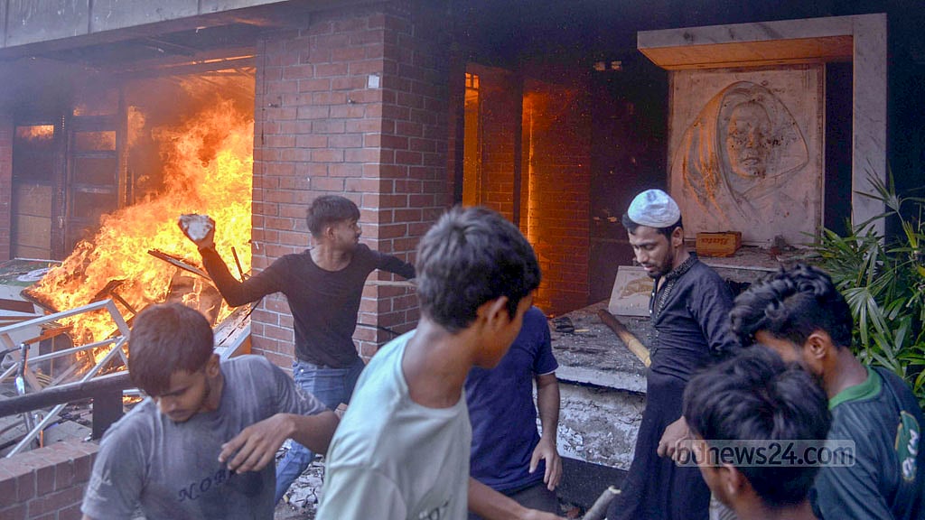 ৫ অগাস্ট ২০২৪: প্রবল গণ আন্দোলনের মুখে শেখ হাসিনা পালিয়ে ভারতে চলে যান। বঙ্গবন্ধু অ্যাভিনিউয়ে আওয়ামী লীগ কার্যালয়ে আগুন দেয় বিক্ষুব্ধ জনতা।