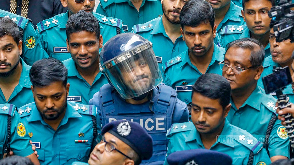 ২২ অক্টোবর ২০২৪: বৈষম্যবিরোধী আন্দোলনের এক হত্যাচেষ্টা মামলায় হবিগঞ্জ-৪ আসনের সাবেক এমপি সৈয়দ সায়েদুল হক সুমনকে ৫ দিনের রিমান্ডে পায় পুলিশ।