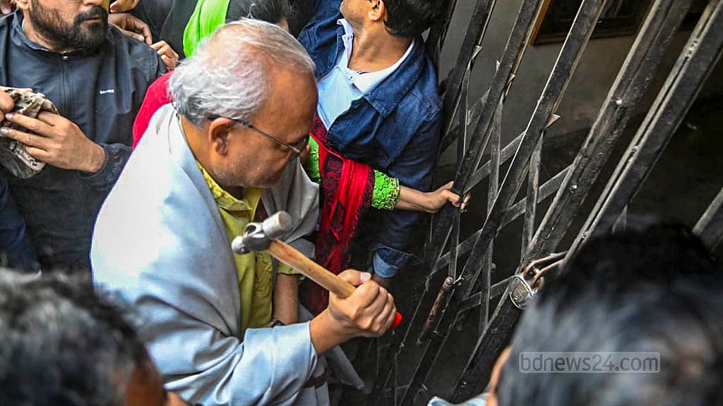 ১১ জানুয়ারি ২০২৪: ঢাকার নয়াপল্টনে পুলিশের সঙ্গে সংঘর্ষের জেরে ৭৫ দিন বন্ধ থাকার পর সেদিন বিএনপির কেন্দ্রীয় কার্যালয়ের তালা ভেঙে ভেতরে ঢোকেন দলটির নেতাকর্মীরা।