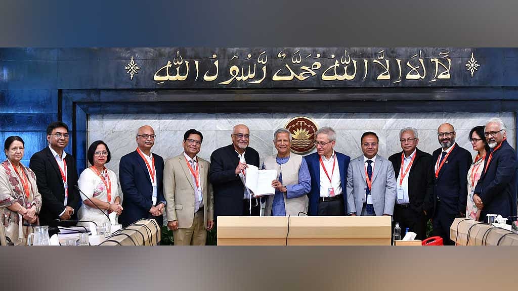 আওয়ামী লীগের শাসনামলে অর্থনীতি নিয়ে বিশ্লেষণে গঠিত শ্বেতপত্র প্রণয়ন কমিটি ১ ডিসেম্বর প্রধান উপদেষ্টা মুহাম্মদ ইউনূসের কাছে প্রতিবেদন জমা দেয়।