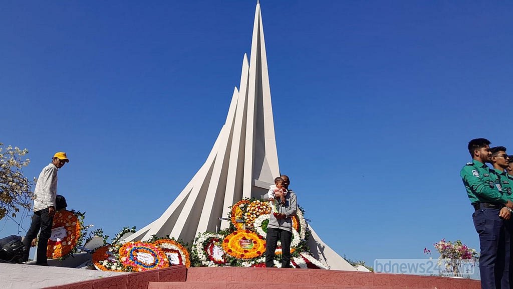 মুক্তিযুদ্ধ স্মৃতিস্তম্ভে সন্তানকে নিয়ে শ্রদ্ধা জানিয়েছেন তার বাবা। 