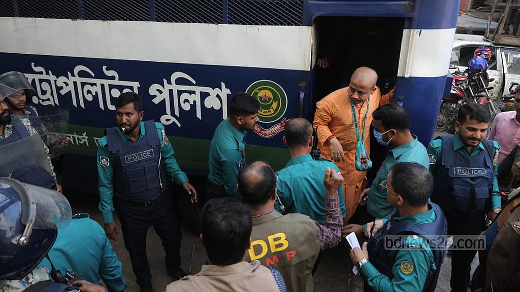 ২৬ নভেম্বর ২০২৪: ঢাকায় গ্রেপ্তার বাংলাদেশ সম্মিলিত সনাতনী জাগরণ জোটের মুখপাত্র চিন্ময় কৃষ্ণ দাশ ব্রহ্মচারীকে চট্টগ্রামের আদালতে পাঠানো হয়। তাকে কারাগারে পাঠানোর আদেশের পর প্রিজন ভ্যান আটকে সনাতনী সম্প্রদায়ের লোকজন বিক্ষোভ দেখায়, পরে আইনশৃঙ্খলা বাহিনীর সঙ্গে সংঘর্ষ বাধে। ছবি: সুমন বাবু