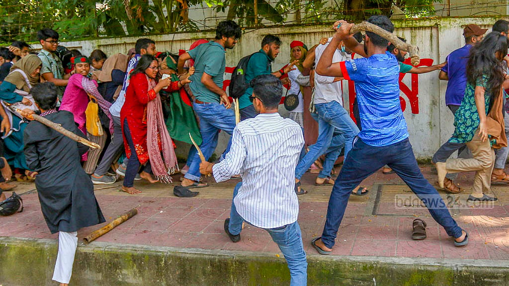 ১৫ জুলাই ২০২৪: ঢাকা বিশ্ববিদ্যালয় ক্যাম্পাসে কোটা সংস্কার আন্দোলনকারীদের পিটিয়ে ছত্রভঙ্গ করে দেয় ছাত্রলীগ। তাতে সহিংস রূপ পায় আন্দোলন।