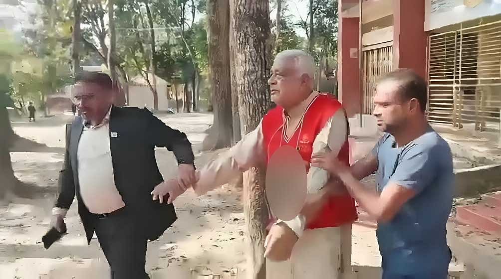 কুমিল্লার চৌদ্দগ্রামে মুক্তিযোদ্ধা আব্দুল হাই কানুকে জুতার মালা পরিয়ে হেনস্তা করা হয়েছে ২২ ডিসেম্বর।