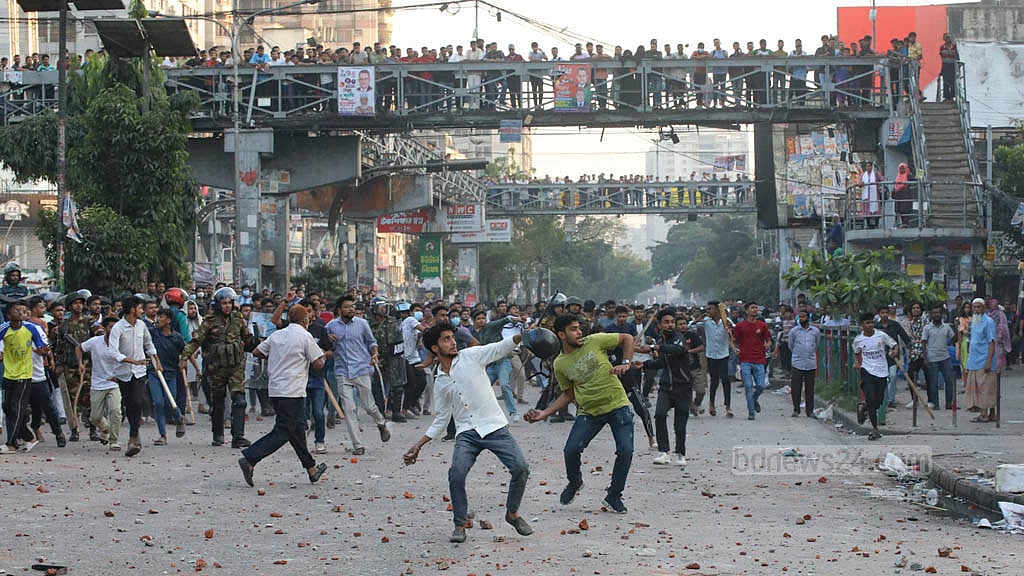 ২০ নভেম্বর ২০২৪: হাতাহাতির ঘটনা থেকে বাস ভাঙচুরের ঢাকার সায়েন্স ল্যাবরেটরি মোড়ে সংঘর্ষে জড়ান ঢাকা ও সিটি কলেজের শিক্ষার্থীরা। শিক্ষার্থীদের তুমুল সংঘর্ষ থামাতে পুলিশ কাঁদুনে গ্যাস ও সাউন্ড গ্রেনেড ছোড়ে। পরিস্থিতি সামাল দিতে পরে আসে সেনাবাহিনী।