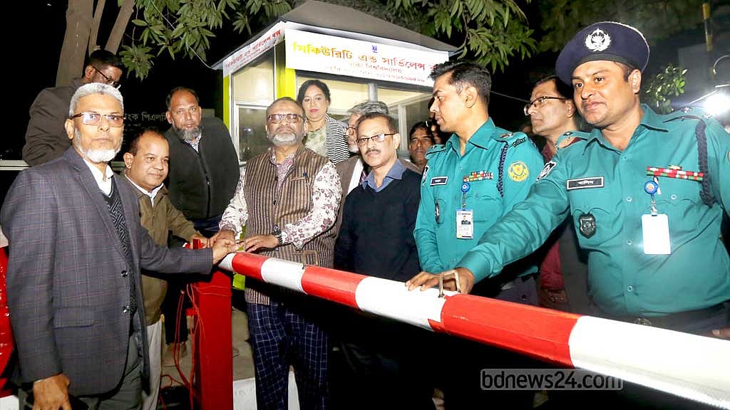 বিশ্ববিদ্যালয়ের সাতটি প্রবেশ পথে ব্যারিকেড দিয়ে গাড়ি প্রবেশ নিয়ন্ত্রণ কার্যক্রম শুক্রবার শুরু হয়েছে। 