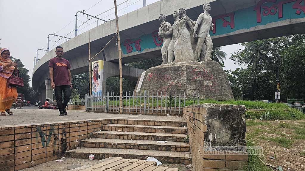 সন্ত্রাসবিরোধী রাজু ভাস্কর্যের এখন এই হাল