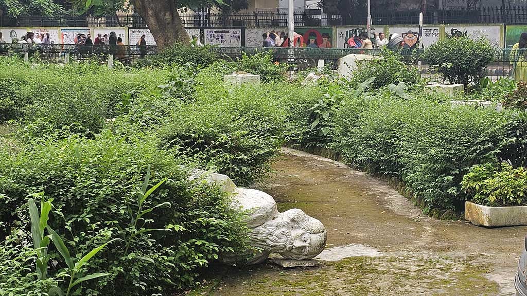 স্বাধীনতা সংগ্রাম চত্বরে উল্টে পড়ে আছে ভাস্কর্য