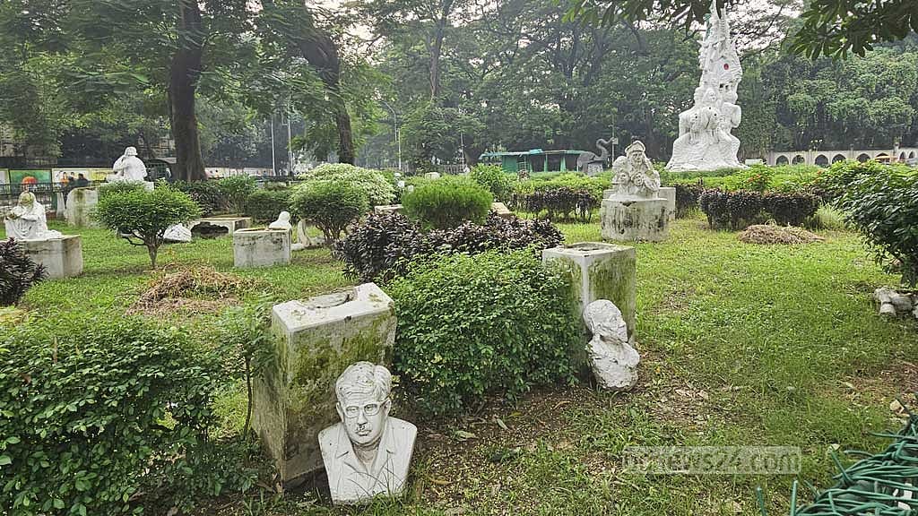 জুলাই-আগস্ট গণঅভ্যুত্থান ঘিরে সহিংসতার মধ্যে স্বাধীনতা সংগ্রাম ভাস্কর্য চত্বরের ব্যাপক ক্ষতি করা হয়েছে।